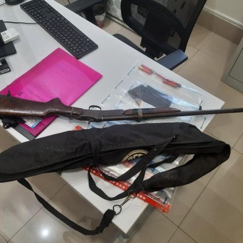 Agressor de mulher esconde arma em ração e quebra celular ao ser preso em Várzea Grande