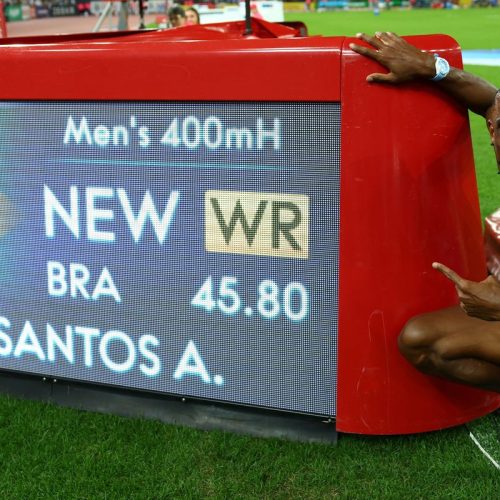 Alison dos Santos quebra recorde mundial dos 400m com barreiras