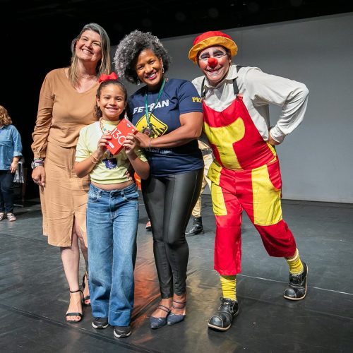 Aluna de Cuiabá vence prêmio de melhor atriz em festival estadual de teatro