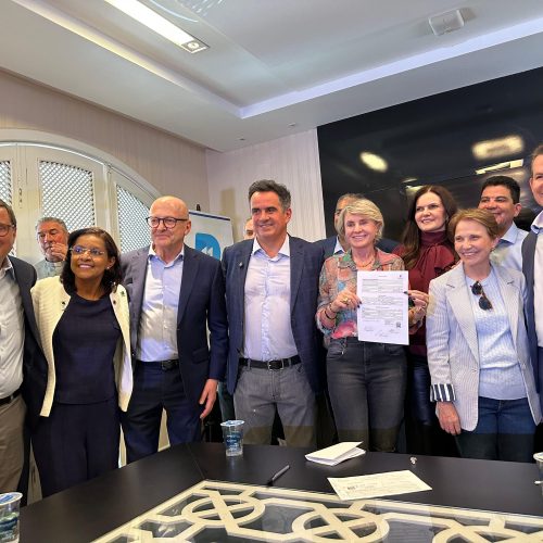Ao lado de líderes políticos, senadora assina filiação e retorna ao Progressista