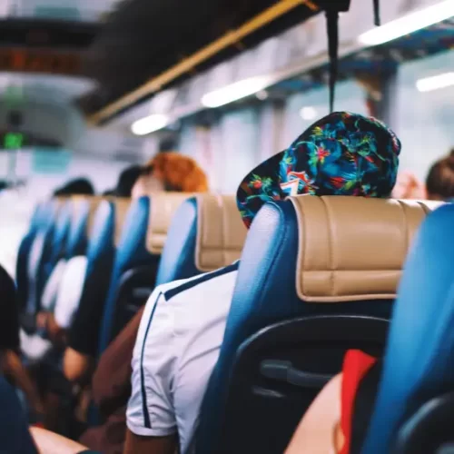 Aplicativo terá que indenizar jovens de MT que perderam festival após ônibus ser apreendido