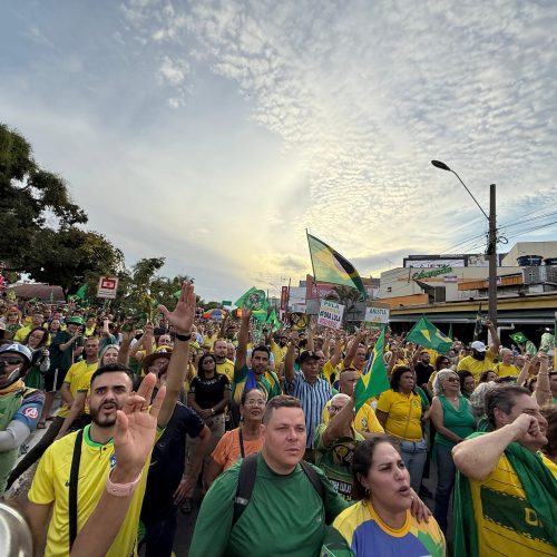 Apoiadores de Bolsonaro lotam Praça 8 de Abril em protesto contra Moraes e governo Lula