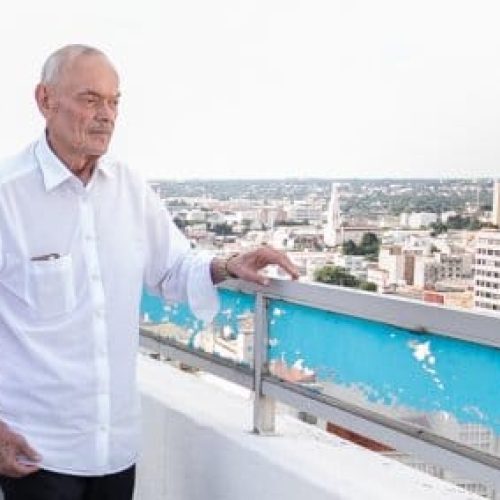 Após boato de morte, produção do Resumo do Dia afirma que Roberto França está vivo e bem
