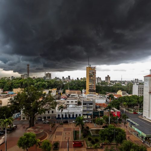 Após chuva forte, Cuiabá tem alerta de tempestades e ventos de até 100 km nesta terça-feira