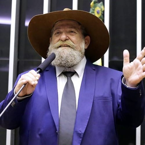 Após falta em votação polêmica, deputado Barbudo anuncia câncer