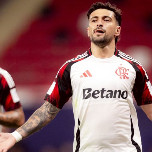 Arrascaeta brilha e Flamengo avança à semi da Copa Intercontinental