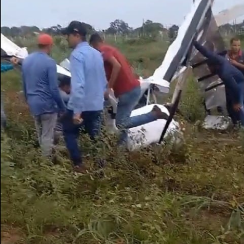 Avião cai durante chuva em cidade de MT e mata duas pessoas; vídeo