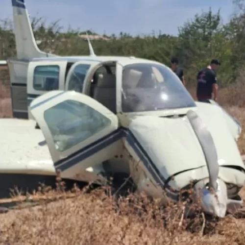 Avião cai durante pouso forçado após falha no motor e deixa três pessoas feridas em MT, vídeo