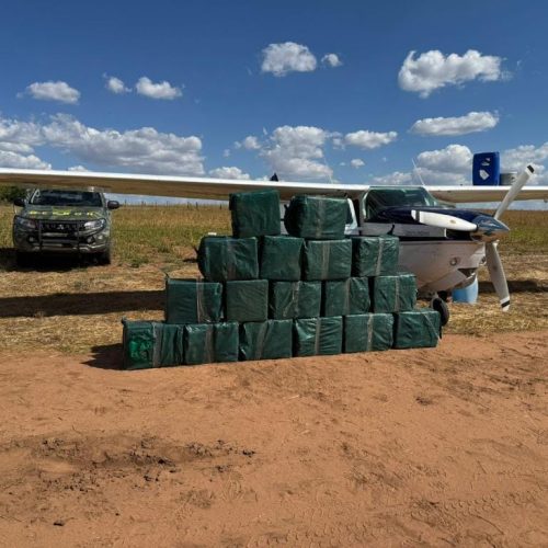 Avião com cocaína vindo da Bolívia foi monitorado por caças da FAB; prejuízo às facções é de R$ 28 mi
