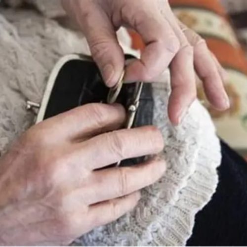 Bancos terão que devolver R$ 20 mil à aposentada que teve descontos ilegais na pensão alimentícia