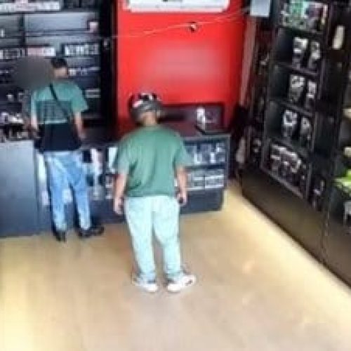 Bandidos invadem tabacaria, agridem funcionária grávida e a obrigam transferir dinheiro