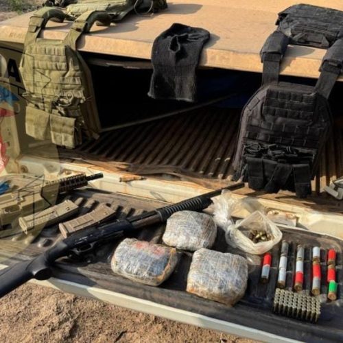 Bandidos são mortos em confronto e polícia apreende armamentos pesados, munições e drogas