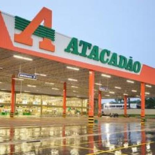 Bando armado invade Atacadão em Cuiabá, rende seguranças e arromba cofre