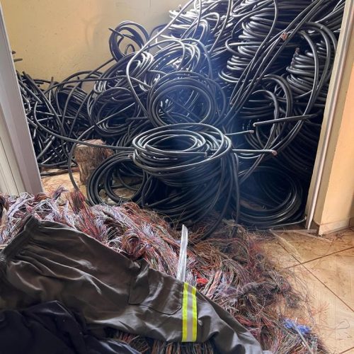 Bando se passa por funcionários de telefonia e furta 5,8 toneladas de fios de cobre e de fibra óptica