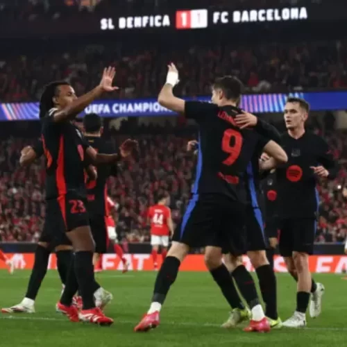 Barcelona vence Benfica em virada histórica com gols de Raphinha