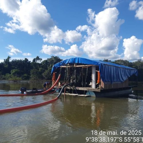 Batalhão Ambiental fecha balsa de garimpo ilegal e apreende caminhão com madeira