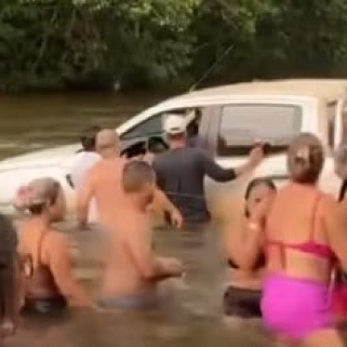 Bêbado, motorista de picape invade área de cachoeira e deixa banhista idosa ferida; veja vídeo