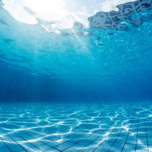 Bebê de 1 ano e 9 meses morre após se afogar em piscina de casa em Várzea Grande