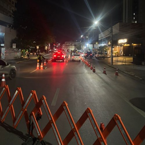 Blitz prende dois condutores embriagados e remove 48 veículos em avenida central