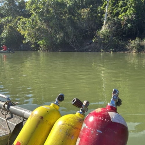 Bombeiros encontram corpos de dois homens e uma criança após canoa virar em rio