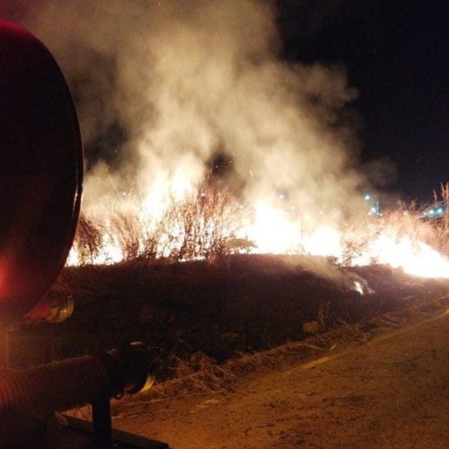 Bombeiros militares combatem incêndio em vegetação às margens da rodovia 364