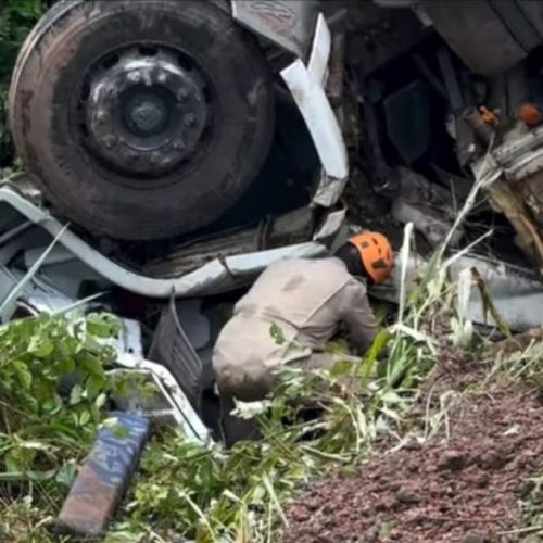 EM PONTES E LACERDA: Corpo de Bombeiros resgata vitima presa às ferragens de caminhão após acidente na BR-17