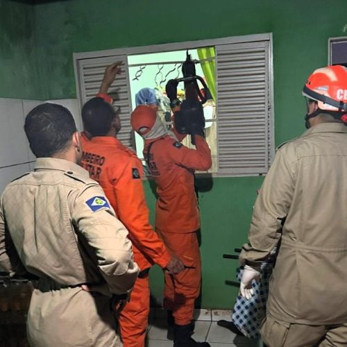 Bombeiros resgatam homem que ficou preso em janela de casa em Poconé
