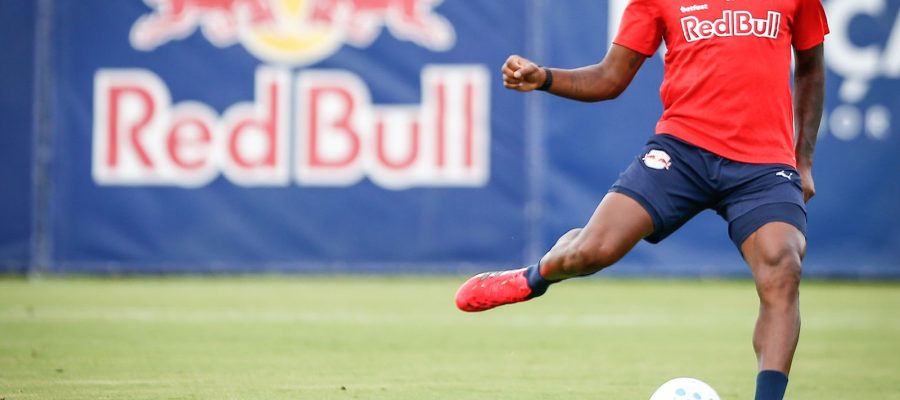 Bragantino multa zagueiro por fala machista contra árbitra