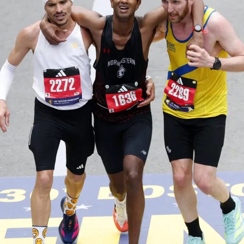 Brasileiro vira manchete por ato de empatia na Maratona de Boston