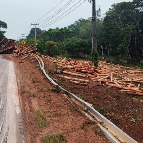 Carreta carregada de madeira tomba em rodovia no Nortão; motorista é socorrido