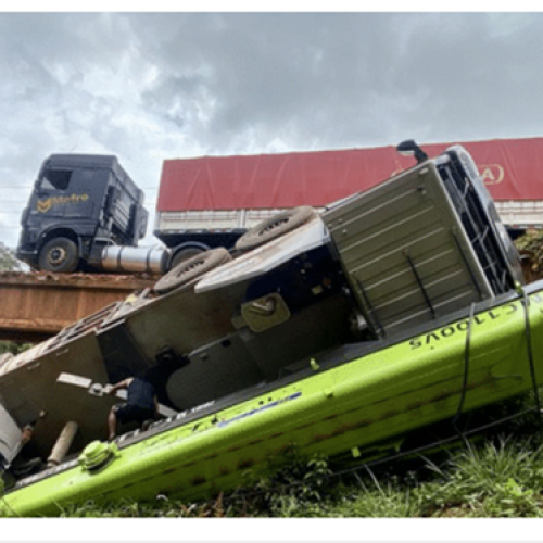 Caminhão despenca de ponte de madeira em trecho entre Sorriso e Tapurah