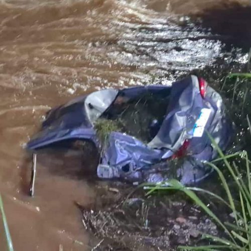 Sinop: carro aquaplana em via lateral da BR-163, cai em rio e dois morrem