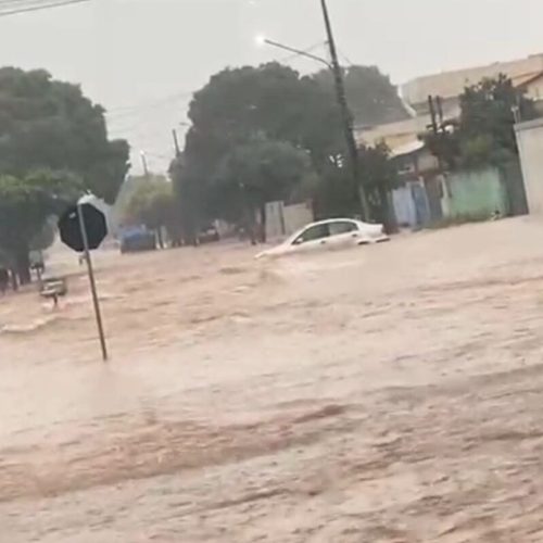 Chuva forte alaga ruas e avenidas de Nova Mutum