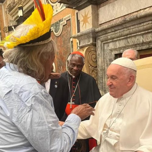 Cacique Raoni lamenta morte do Papa Francisco e relembra encontro no Vaticano