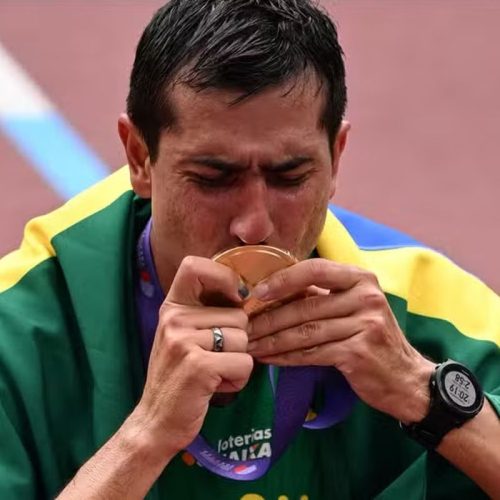 Caio Bonfim ganha prata em etapa mundial da marcha atlética na China