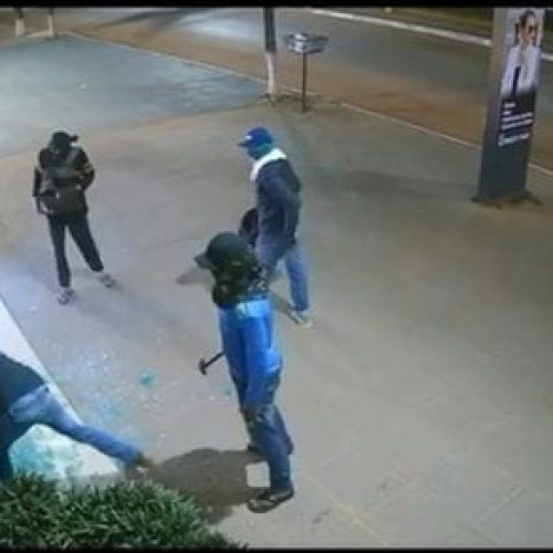 Câmera flagra criminosos tentando invadir ótica durante a madrugada; veja vídeo