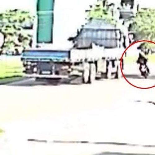Câmera flagra momento em que motociclista é atropelada por caminhão na BR-163