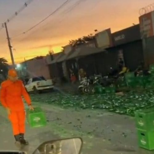 Câmera flagra momento que caminhão tomba e perde carga de cerveja em rodovia de VG