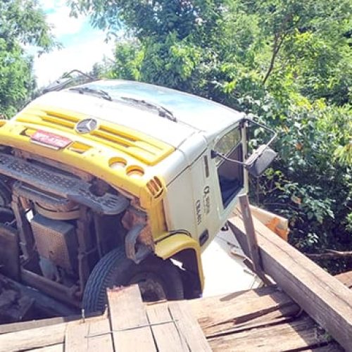RONDONOPOLIS: Jardim das Flores: Caminhão cai em córrego após ponte de madeira ceder; local ficará interditado