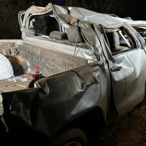 Caminhonete com uísque e cerveja capota em rodovia e deixa quatro feridos