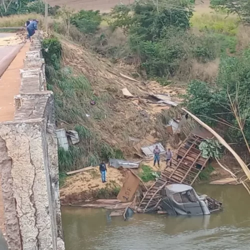 Carreta cai de ponte, fica submersa em rio e bombeiros fazem buscas por motorista
