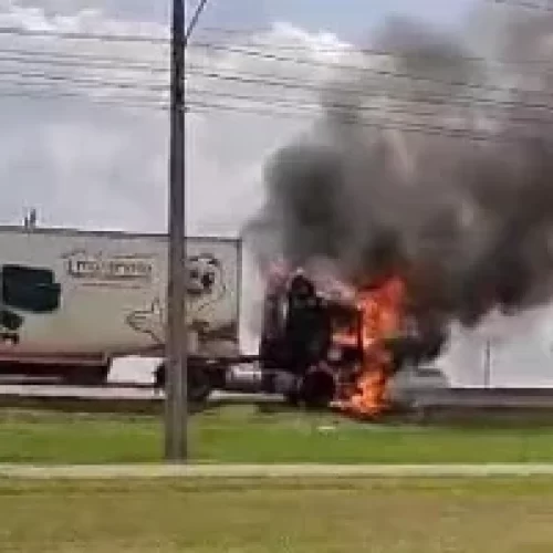 Lucas: Carreta da Martinello pega fogo na MT-449