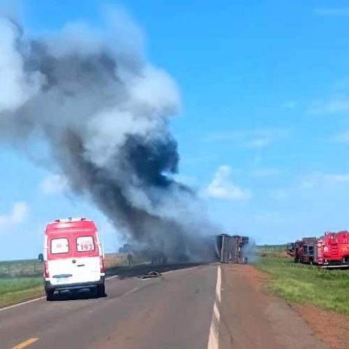 Carreta que transportava lama asfáltica tomba e é destruída pelo fogo em rodovia estadual