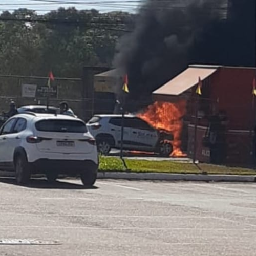 Carro fica destruído após pegar fogo na avenida Fernando Corrêa em Cuiabá