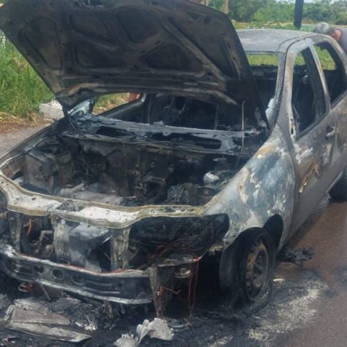 Carro fica destruído após ser tomado pelo fogo na ponte Sérgio Motta, em Várzea Grande