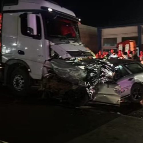 Carro invade pista contrária, bate de frente com carreta e dois morrem na rodovia BR-163