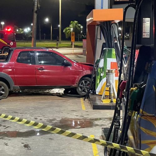 Carro invade posto e atinge bomba de combustível durante a madrugada em MT