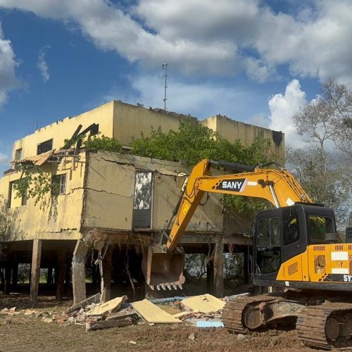 Casa de veraneio irregular na Baía de Siá Mariana no Pantanal é demolida após quase três décadas