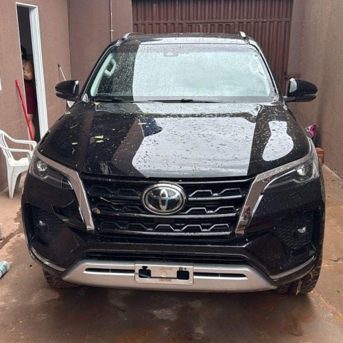 Casal é preso pela PC por esconder caminhonete de luxo furtada em Cuiabá