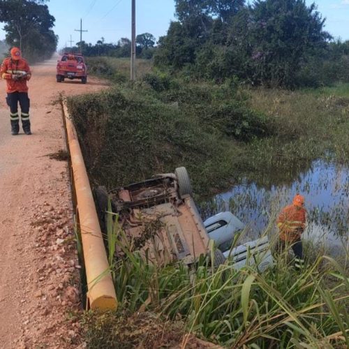 Casal fica ferido após despencar com carro de ponte na Transpantaneira